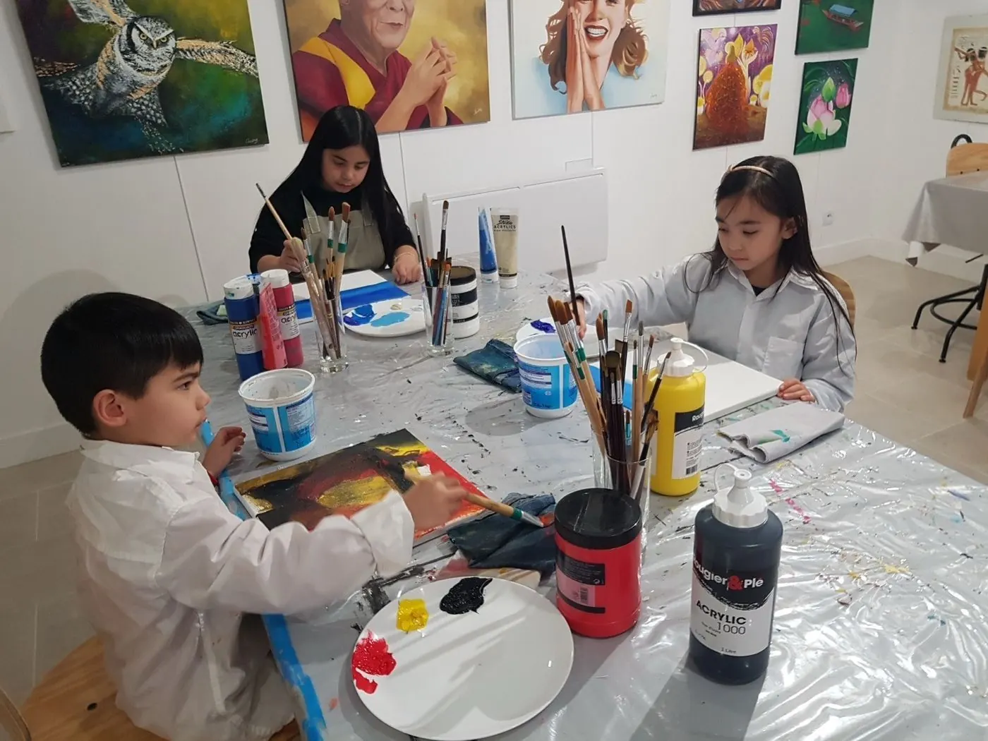 Des enfants peignent à l'atelier Anong Bonheur Art