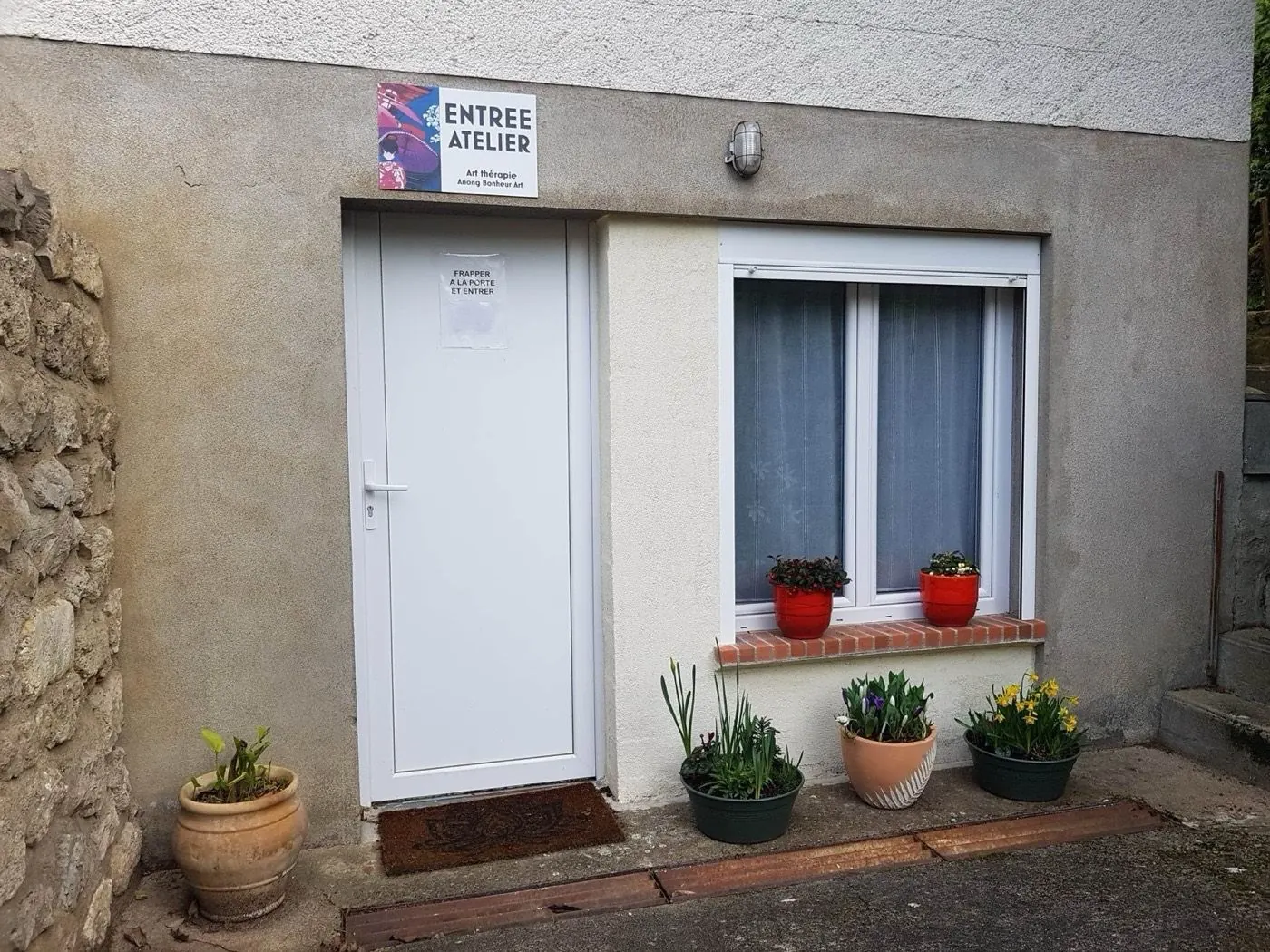 Entrée de l’atelier Anong Bonheur Art à Sandillon