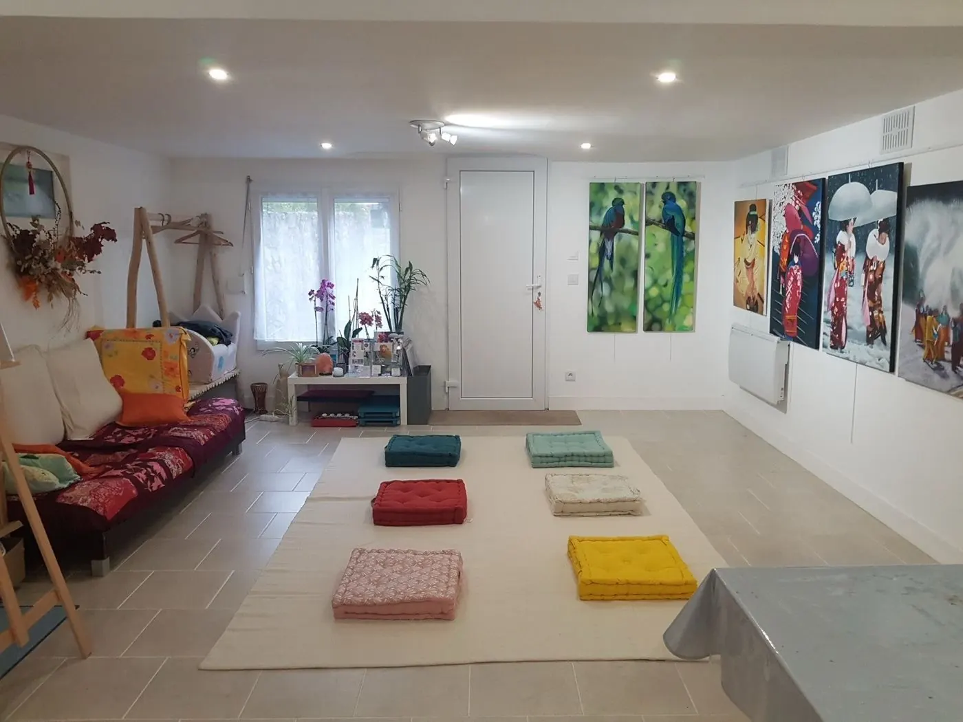 La salle de l’atelier Anong Bonheur Art à Sandillon, avec ses coussins de méditation