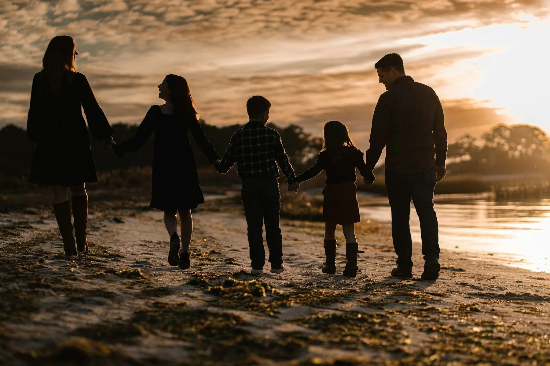 Famille réunie au coucher du soleil
