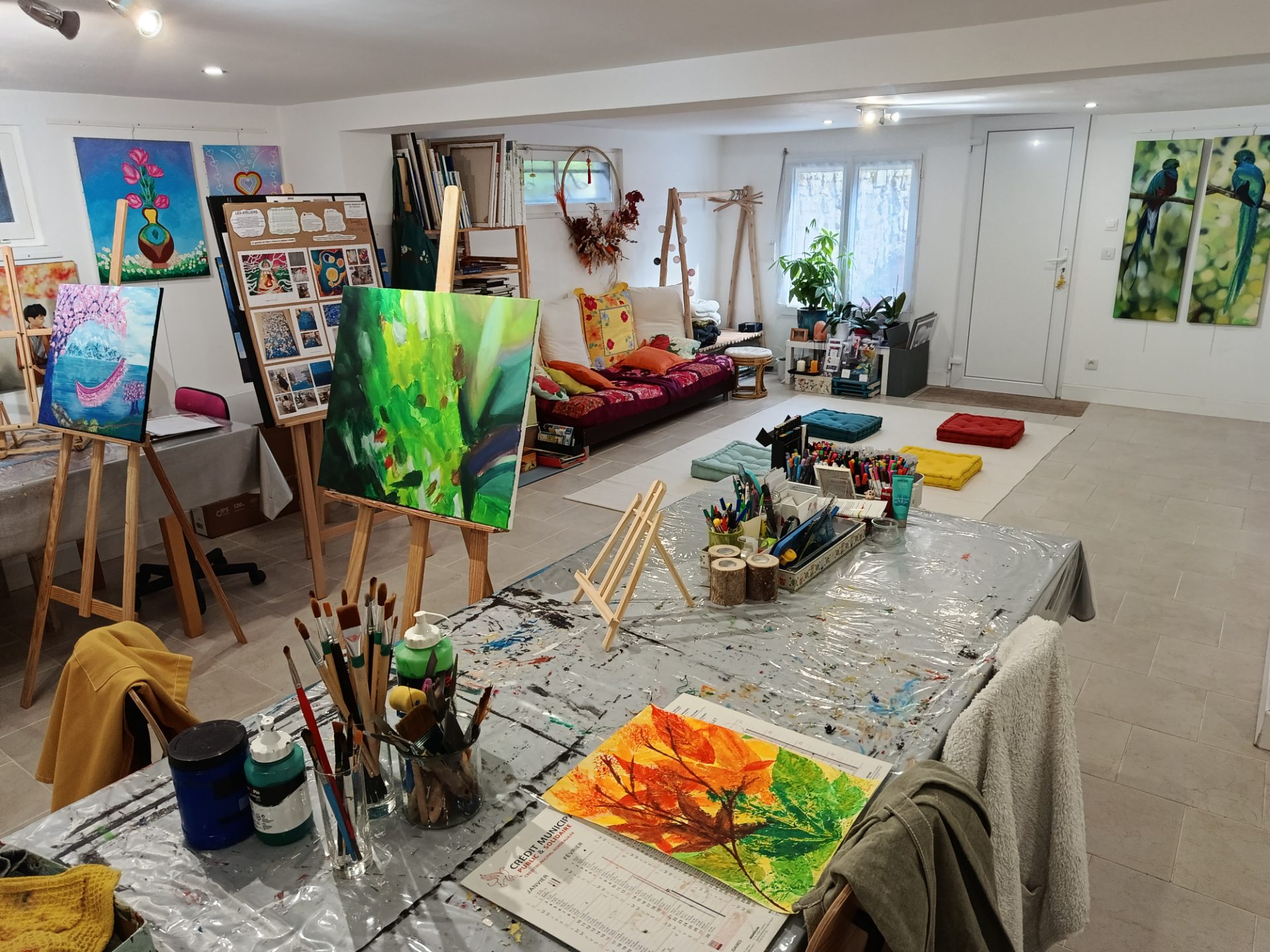 L'atelier Anong Bonheur Art à Sandillon, avec ses coussins et les toiles d'Anong aux murs